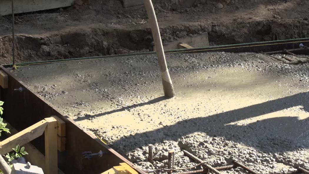 Вибратор для уплотнения бетона. Набивка (трамбование) бетона. Уплотнение бетонной смеси штыкованием. Уплотнение бетона. Заливка бетонной смеси.